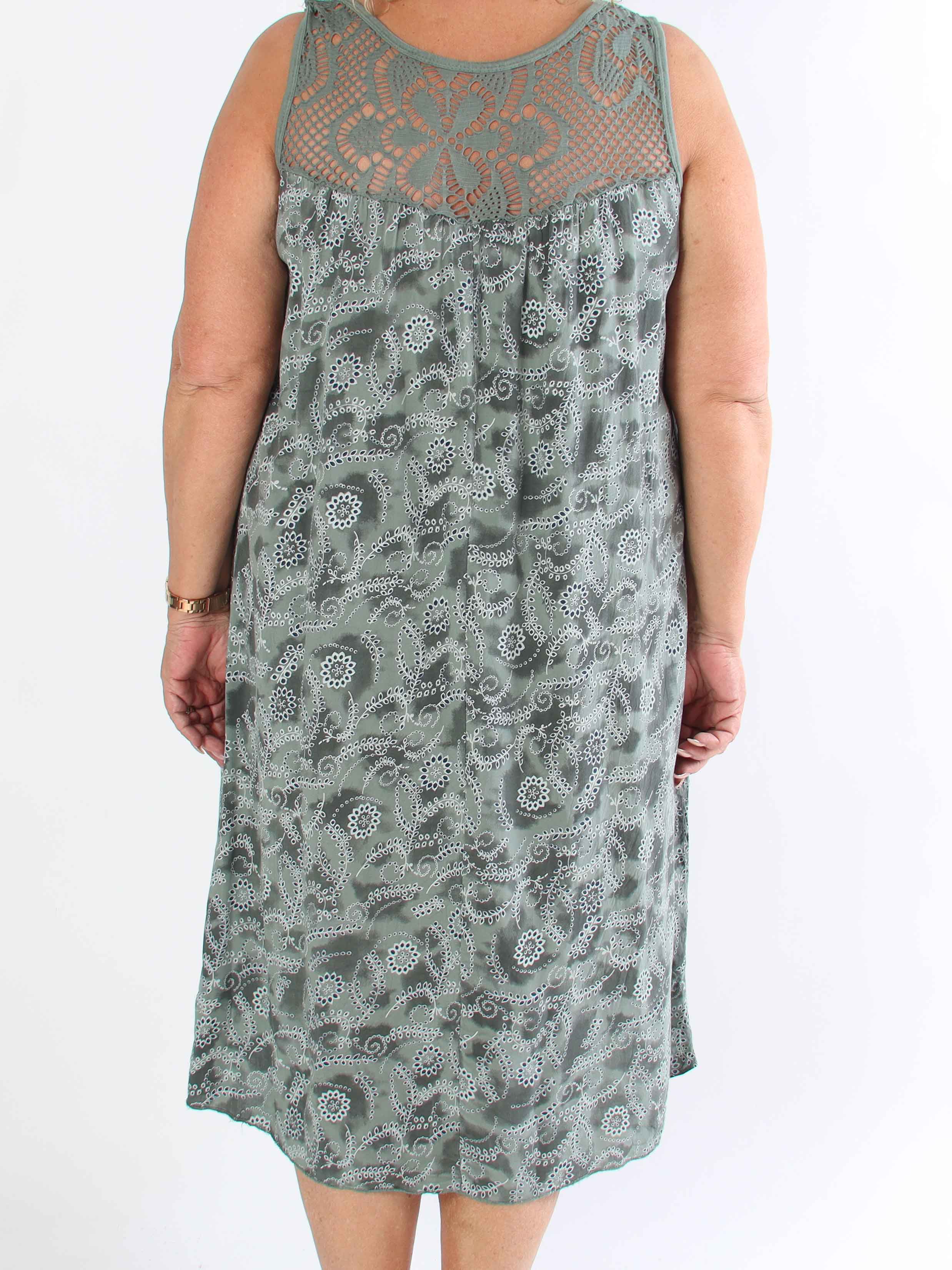 Florence - Plus size Klänning i viskos med mjuka hålmönstrade remmar